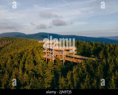 Ein Bergwachturm Stezka Valaska im Naturschutzgebiet Beskiden in der Tschechischen Republik Stockfoto