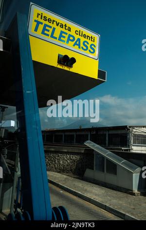 Telepass-Mautschilder, die von einem Busfenster aus durch Italien in der Nähe von Pompeji durchfahren werden. Stockfoto