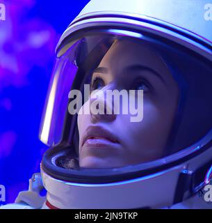 Astronaut im Weltraum und fliegendes ufo um ihn herum. Schöne Galaxiennebel 3D Abbildung. Kosmonaut im Universum und Aliens Fantasie Stockfoto