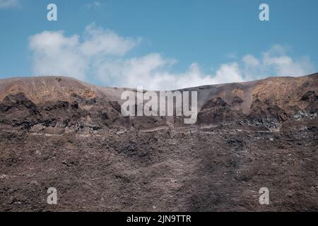 Nahaufnahmen um den Kegel auf dem Gipfel des Vesuv Italien zeigen die verschiedenen Gesteinsschichten, die auf den geschlossenen Schlot blicken. Stockfoto