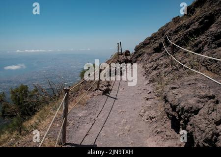 Der Weg um die Spitze des Kegels des Vesuv Italien mit dem herrlichen Blick über die Gegend von Neapel auf der linken Seite. Stockfoto