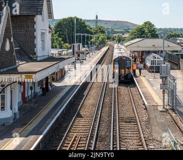 Der Zug kam gerade am Petersfield-Bahnhof an und wartete auf die Passagiere, bevor er nach London abfuhr. Stockfoto