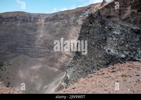 Nahaufnahmen um den Kegel auf dem Gipfel des Vesuv Italien zeigen die verschiedenen Gesteinsschichten, die auf den geschlossenen Schlot blicken. Stockfoto