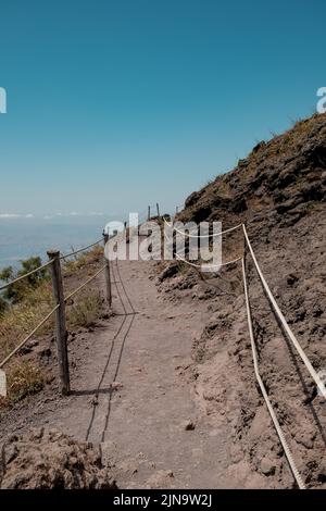 Der Weg um die Spitze des Kegels des Vesuv Italien mit dem herrlichen Blick über die Gegend von Neapel auf der linken Seite. Stockfoto