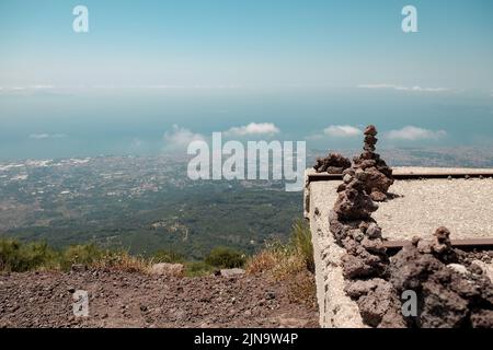 Kleine Haufen von vulkanischem Gestein, die von Touristen auf dem Gipfel des Vesuv in Italien gemacht und hinterlassen wurden. Stockfoto