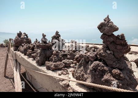 Kleine Haufen von vulkanischem Gestein, die von Touristen auf dem Gipfel des Vesuv in Italien gemacht und hinterlassen wurden. Stockfoto