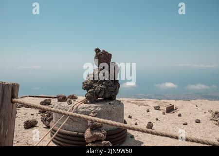 Kleine Haufen von vulkanischem Gestein, die von Touristen auf dem Gipfel des Vesuv in Italien gemacht und hinterlassen wurden. Stockfoto