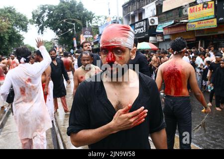 9. August 2022, Kalkutta, Westbengalen, Indien: (ANMERKUNG DER REDAKTION: Das Bild enthält grafische Inhalte) schiitische muslimische Trauernde geißeln sich während einer Muharram-Prozession zur Aschura in Kalkutta. Nach einer Lücke von zwei Jahren aufgrund von COVID-19-Beschränkungen durften die Trauernden in diesem Jahr Prozessionen in der Stadt organisieren. (Bild: © Dipa Chakraborty/Pacific Press via ZUMA Press Wire) Stockfoto