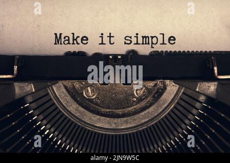 Machen Sie es einfach Text auf einer alten Vintage Schreibmaschine in schwarz und weiß eingegeben. Stockfoto