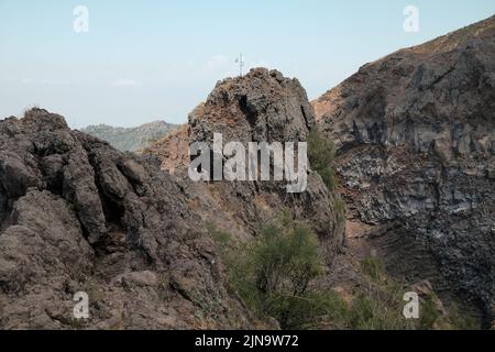 Nahaufnahmen um den Kegel auf dem Gipfel des Vesuv Italien zeigen die verschiedenen Gesteinsschichten, die auf den geschlossenen Schlot blicken. Stockfoto