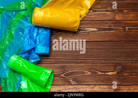 Verschiedene Plastiktüten auf Holz- Hintergrund. Stockfoto