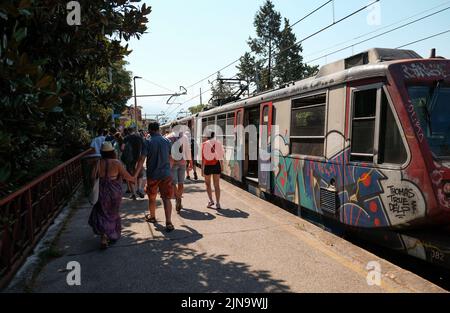 Touristen steigen am Bahnhof Pompeji Scavia Villa de misteri vom Graffiti-Zug von Sorrento und Neapel aus, um in die historische Stadt zu gelangen. Stockfoto