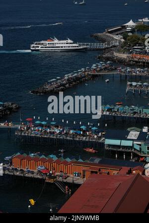 Sorrent Italien Blick auf Porto Turisticio Marina Piccola und Peters Beach von oben mit Einem Europa Jet Volaviam Hafen. Stockfoto