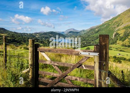 Landschaftlich schöner Blick über das Tor entlang des Nant Gwynant Tals zum Llyn Gwynant See und Camping im Snowdonia National Park. Nantgwynant Beddgelert Gwynedd Wales Großbritannien Stockfoto