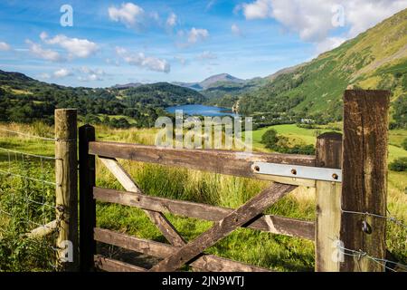 Landschaftlich schöner Blick über das Tor entlang des Nant Gwynant Tals zum Llyn Gwynant See und Camping im Snowdonia National Park. Nantgwynant Beddgelert Gwynedd Wales Großbritannien Stockfoto