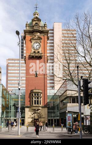 Victoria Uhrenturm und Eingang zum Einkaufszentrum. Nottingham, Nottinghamshire, England, Großbritannien, Europa Stockfoto