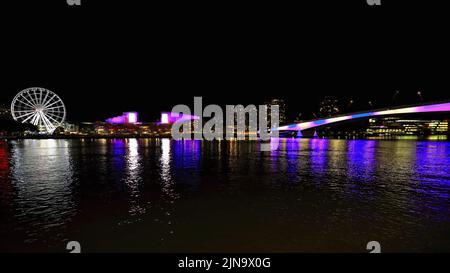 135 South Bank Parklands-Ferris Wheel-Victoria Bridge bei Nacht von Norden aus gesehen. Brisbane-Australien. Stockfoto