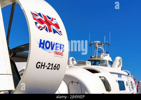 Blick auf das Hovercraft Solent Flyer, das auf Passagierdienstleistungen über den Solent zwischen Portsmouth und der Isle of Wight betrieben wird Stockfoto