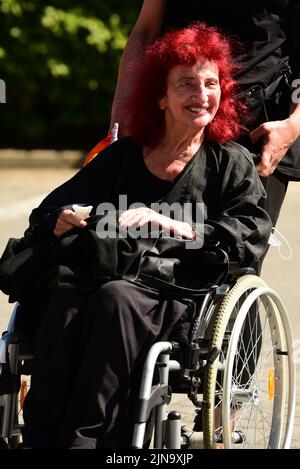 Hamburg, Deutschland. 10. August 2022. Fußball: Hamburger SV, Trauerfeier für Uwe Seeler im Volksparkstadion. Peggy Parnass, Schauspielerin, kommt zum Trauerdienst. Quelle: Daniel Bockwoldt/dpa/Alamy Live News Stockfoto