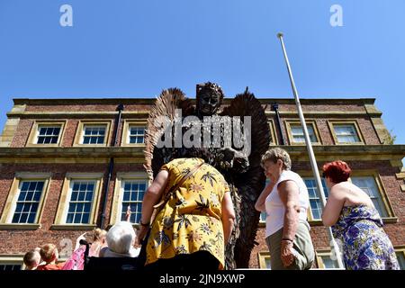 Redcar, Großbritannien. 10 August 2022. Der zum Nachdenken anregende ‘Knife Angel’, bestehend aus 100.000 Waffen, die von Alfie Bradley aus den Straßen Großbritanniens entfernt wurden, ist im August im Kirkleatham Museum, Redcar, zu sehen. Der Engel wurde mit Unterstützung aller 43 britischen Polizeikräfte entwickelt, um sozialen Wandel zu schaffen, indem er das Bewusstsein dafür schärft, wie Gewalt und aggressives Verhalten unsere Gemeinden durch Bildung und die Zusammenarbeit mit jungen Menschen beeinflussen, um auf Gewalt zu verzichten, um Probleme zu lösen. Es dient auch als Denkmal für die verlorenen Leben. Quelle: Teesside Snapper/Alamy Live News Stockfoto