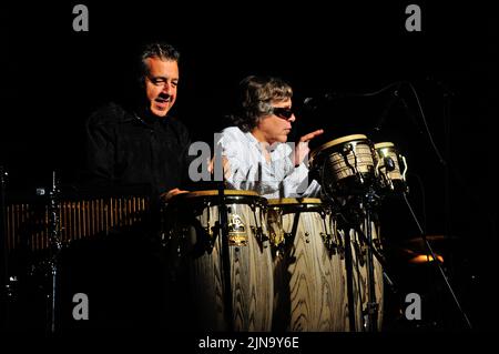 Der aus Puerto Rico stammende Sänger und virtuose Gitarrist JosFeliciano, der aufgrund eines angeborenen Glaukoms dauerhaft blind geboren wurde, wird während eines Live-Konzerts auf der Bühne aufgeführt. Jose Feliciano (geboren am 10. September 1945) ist ein virtuoser Gitarrist, Sänger und Komponist aus Puerto Rico, Foto Kazimierz Jurewicz Stockfoto