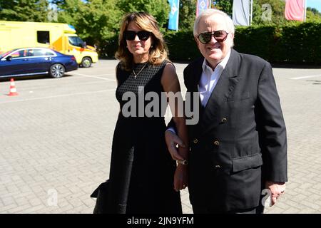 Hamburg, Deutschland. 10. August 2022. Fußball: Hamburger SV, Trauerfeier für Uwe Seeler im Volksparkstadion. Harry Bähre, ehemaliger Profifußballer, und seine Frau Petra besuchen den Trauerdienst. Quelle: Daniel Bockwoldt/dpa/Alamy Live News Stockfoto