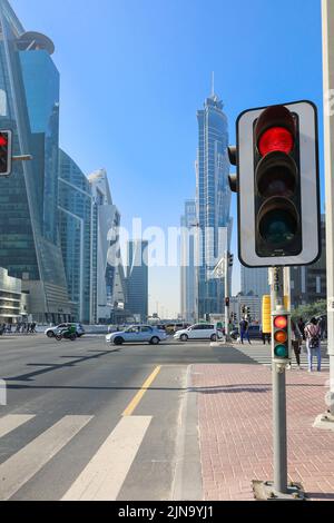 Dubai, VAE - 27. November 2021: Panoramablick auf die Türme, Wolkenkratzer im Business Center in Dubai. Stockfoto