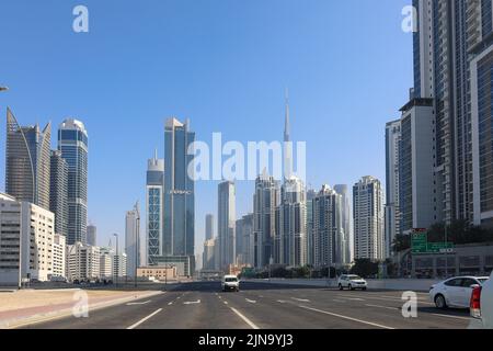 Dubai, VAE - 27. November 2021: Panoramablick auf die Türme, Wolkenkratzer im Business Center in Dubai. Stockfoto