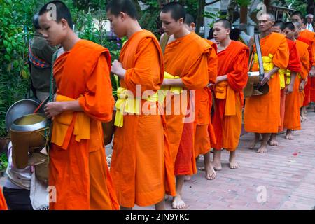 Morgengabe an Mönche, Luang Prabang, Laos Stockfoto