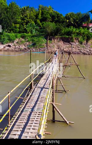 Fußgängerbrücke über Nam Khan Fluss, Luang Prabang, Laos Stockfoto