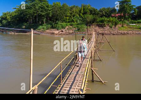 Fußgängerbrücke über Nam Khan Fluss, Luang Prabang, Laos Stockfoto