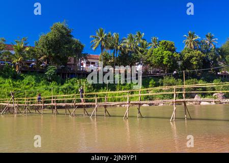 Fußgängerbrücke über Nam Khan Fluss, Luang Prabang, Laos Stockfoto