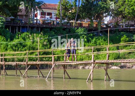 Fußgängerbrücke über Nam Khan Fluss, Luang Prabang, Laos Stockfoto