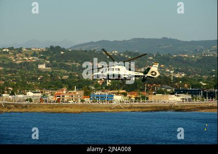 Gijon, Spanien - 23. Juli 2022. Guardia Civil Eurocopter AS365 Dauphin fliegt beim Gijon International Air Festival 2022 über die Küste. Stockfoto