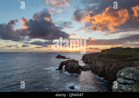 Sonnenuntergang am Lands End cornwall mit enys Dodnan und den bewaffneten Ritter Felsformationen Stockfoto