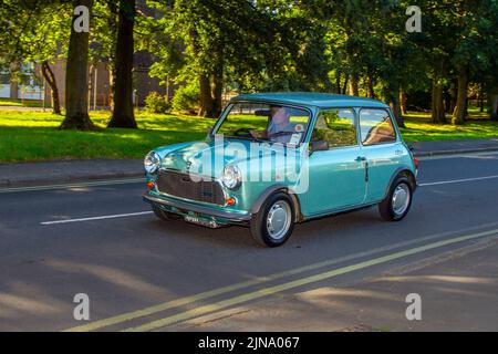 Alte blaue MINI-Stadt. Oldtimer-Motoren und Fahrzeuge auf der Lytham Hall Summer Classic Car & Motorcycle Show 13., einem Classic Vintage Collectible Transport Festival, Blackpool, Großbritannien Stockfoto