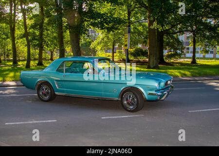 1966 blauer Ford Mustang 4700cc Benzin; amerikanische Vintage-Motoren und Autos auf der Lytham Hall Summer Classic Car & Motorcycle Show 13., einem Classic Vintage Collectible Transport Festival, Blackpool, Großbritannien Stockfoto