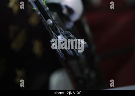 Künstlicher Roboterarm und Roboterprothese aus der Nähe Stockfoto