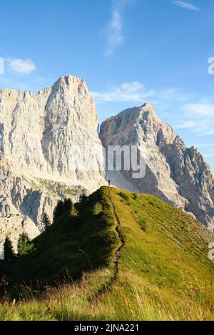 Atemberaubende Aussicht auf eine Person, die den Blick auf den Monte Pelmo vom Gipfel des Col de la Puina genießt. Stockfoto