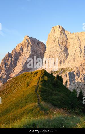 Atemberaubende Aussicht auf eine Person, die den Blick auf den Monte Pelmo vom Gipfel des Col de la Puina genießt. Stockfoto