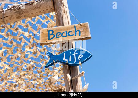 Holzschild am Strand. Strandleben. Sommer-Schild an der Bar Stockfoto