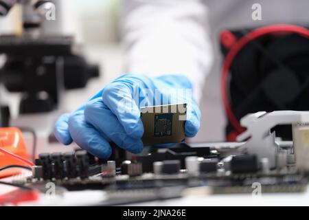 Die Installation von modernen Central Processor Unit an die Hauptplatine Stockfoto