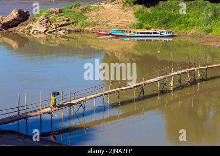 Bambusfußbrücke über den Fluss Nam Khan, Luang Prabang, Laos Stockfoto