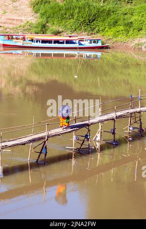 Bambusfußbrücke über den Fluss Nam Khan, Luang Prabang, Laos Stockfoto