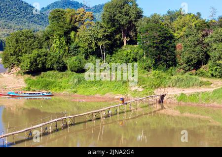 Bambusfußbrücke über den Fluss Nam Khan, Luang Prabang, Laos Stockfoto