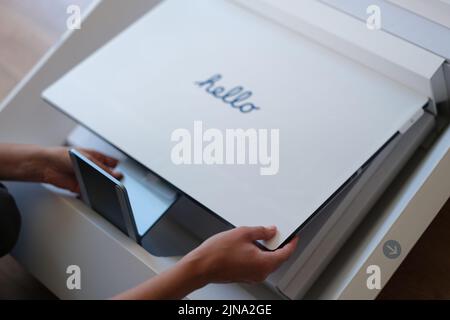 Tiflis, Georgien - 26. Juli 2022: Frau nimmt den neuen iMac-Monitor aus der Box Stockfoto