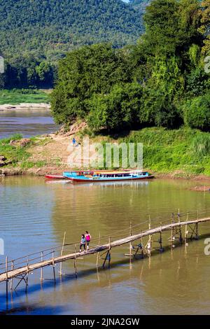 Bambusfußbrücke über den Fluss Nam Khan, Luang Prabang, Laos Stockfoto