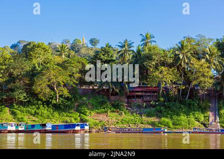 Flussboote auf dem Mekong in der Nähe von Chomsi, Luang Prabang, Laos Stockfoto