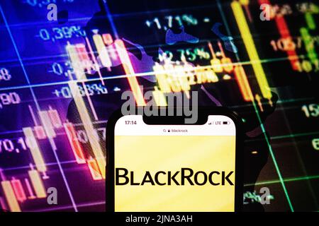 KONSKIE, POLEN - 09. August 2022: Smartphone mit Logo der Firma BlackRock im Hintergrund des Börsendiagramms Stockfoto