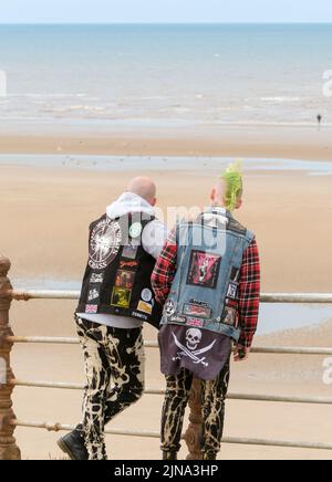 Blackpool, Lancashire, Großbritannien August 6 2022 zwei Punks blicken während des Blackpool Rebellion Punk Festivals über die Bucht Stockfoto